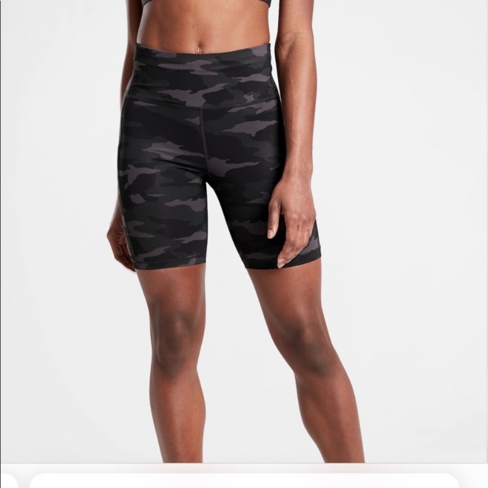 Athleta Ultimate Stash Pocket Camo 7” Short size XS